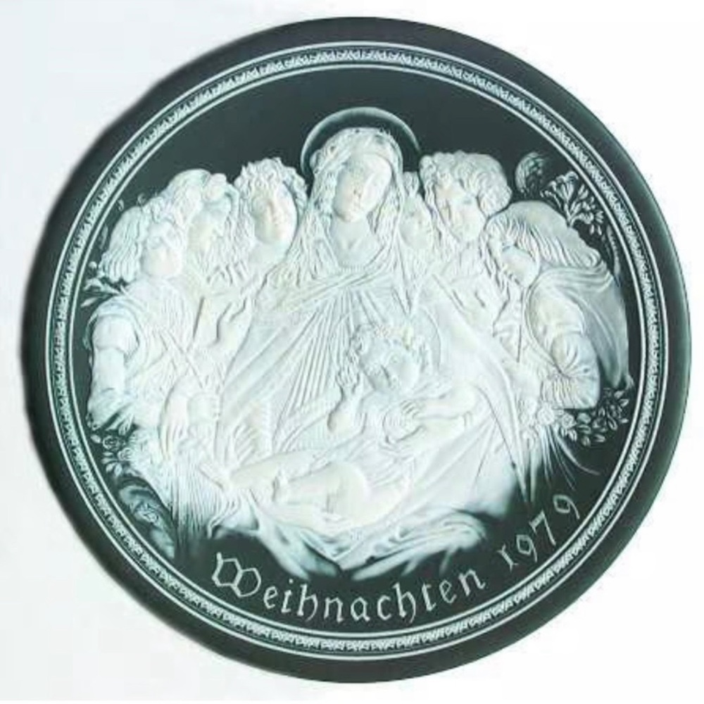 Villeroy and Boch Mettlach Christmas Plate,
1979; Weilnachten; Mother with Child